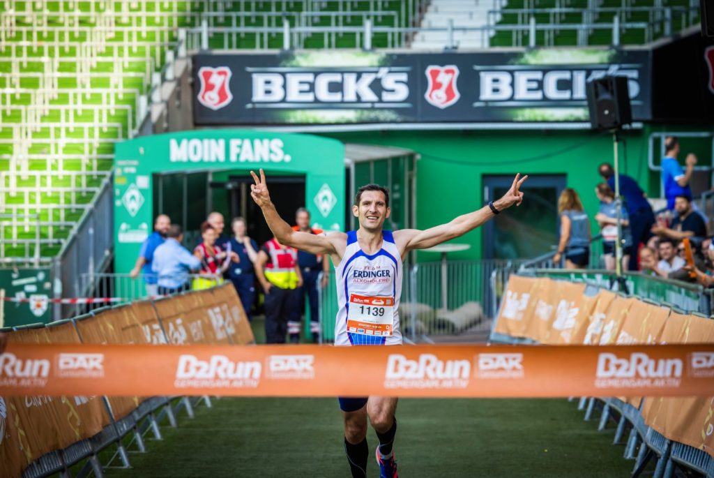 Läufer überquert die Ziellinie